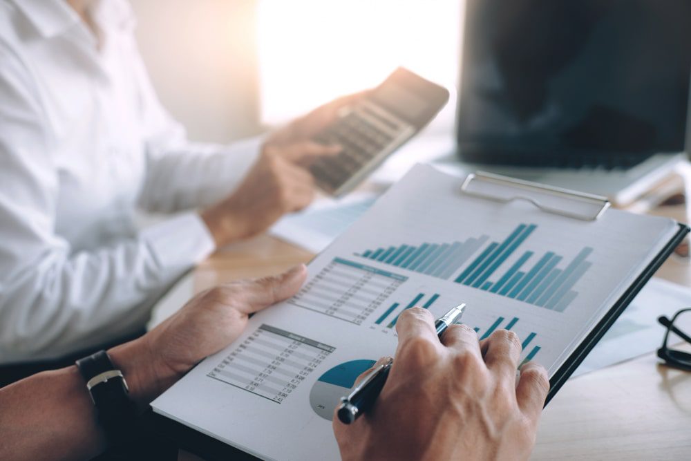 Pessoas analisando um gráfico, venha para a Solução